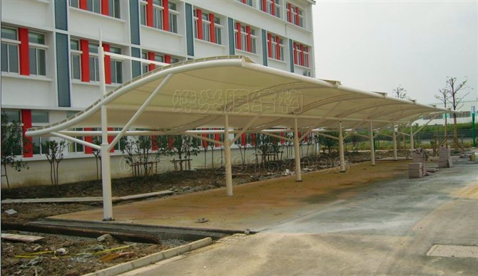 膜結(jié)構(gòu)輕巧、別致的造型在停車場擔當重要角色